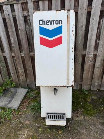 CHEVRON oude garage oliebar beschikbaar voor biedingen