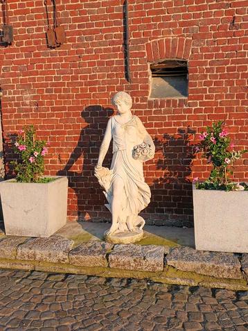 Magnifiek  'licht verweerd ' tuinbeeld (1,50m hoog) beschikbaar voor biedingen