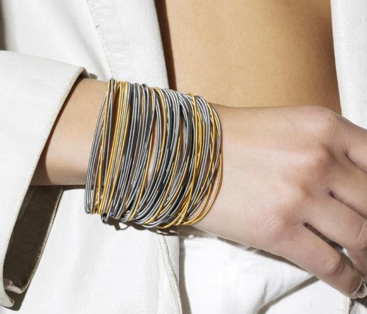 Sarah Pacini 50 delige gouden en zilveren armband nieuw, Handtassen en Accessoires, Armbanden, Nieuw, Elastiek, Overige kleuren