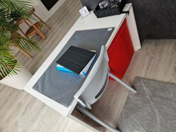 Bureau + tafel = 15€ beschikbaar voor biedingen