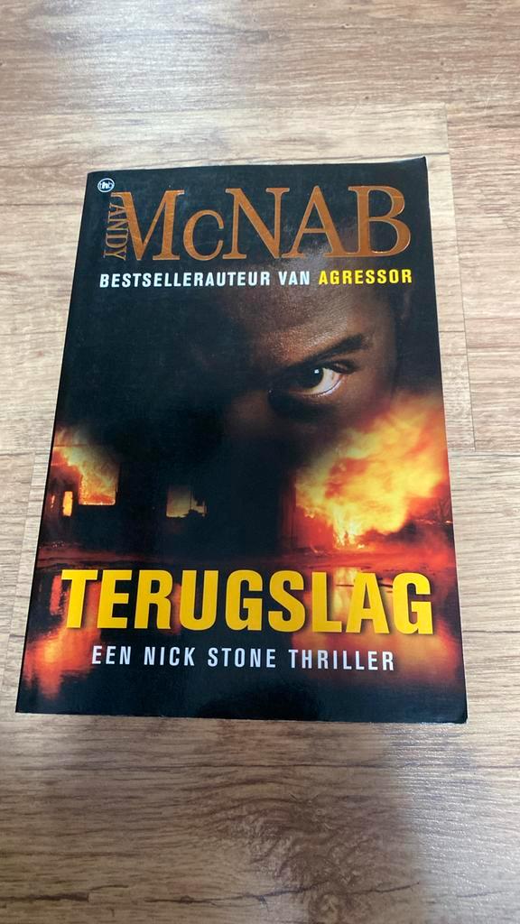 A. MacNab - Terugslag, Livres, Thrillers, Comme neuf, Enlèvement ou Envoi
