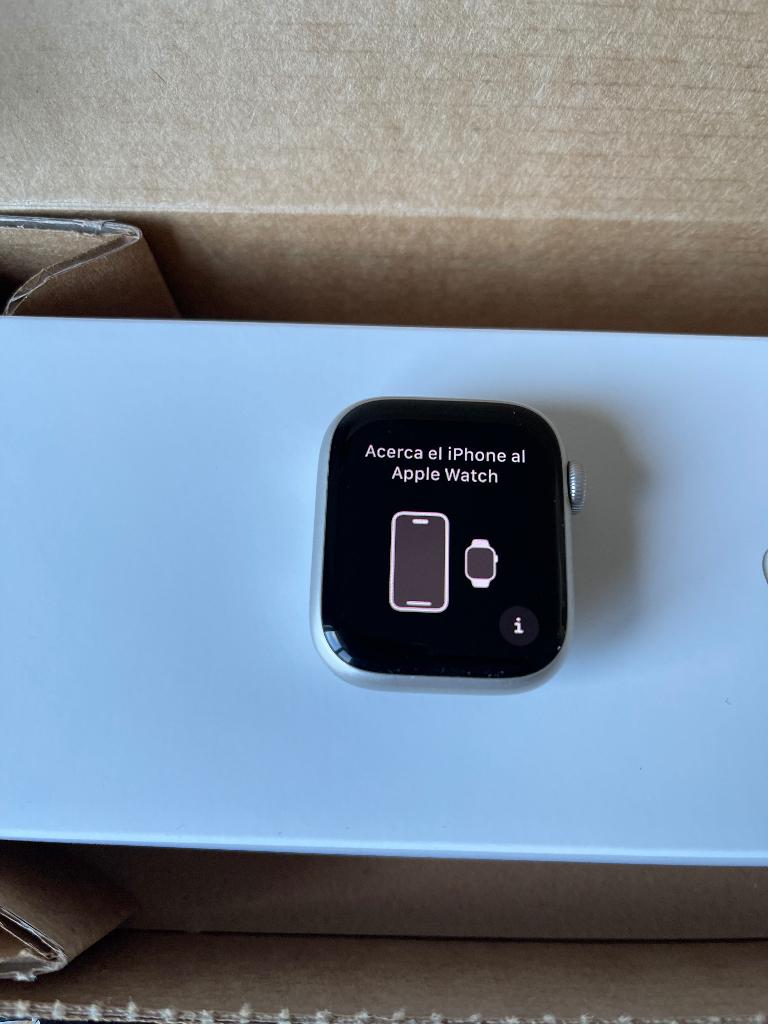 Apple Watch Series 8 41mm GPS Starlight + 7 bandjes, Bijoux, Sacs & Beauté, Montres connectées, Utilisé, Argent, Bandage calorique