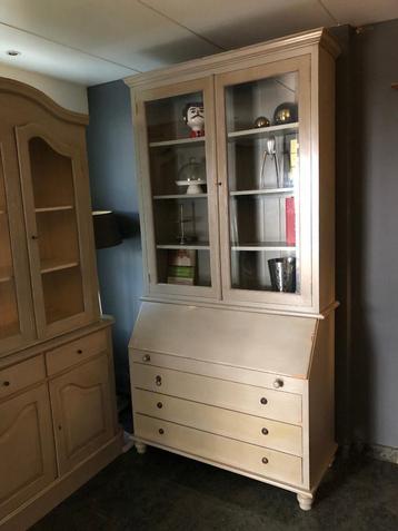 Buffetkast en boekenkast beschikbaar voor biedingen