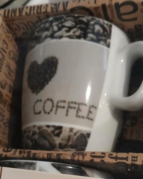 SET VAN 4 KOFFIETASSEN IN CADEAUVERPAKKING, Huis en Inrichting, Keuken | Servies, Nieuw, Kop(pen) en/of Schotel(s), Ophalen