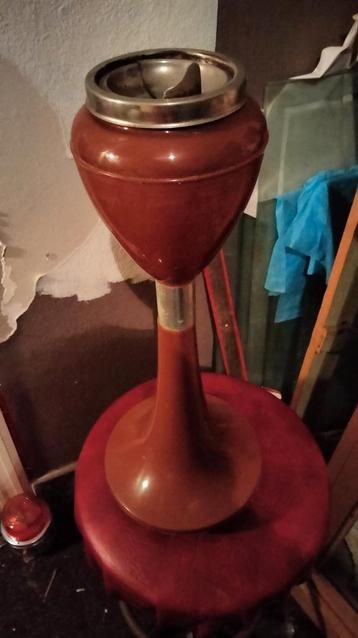 Vintage staande asbak beschikbaar voor biedingen