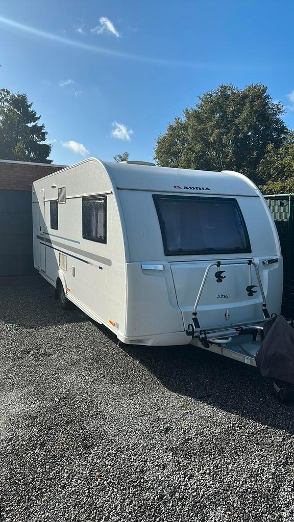 Adria Altea 542 PK 2017 caravan, Caravans en Kamperen, Caravans, Particulier, tot en met 6, 1250 - 1500 kg, Treinzit, Adria, Frans bed