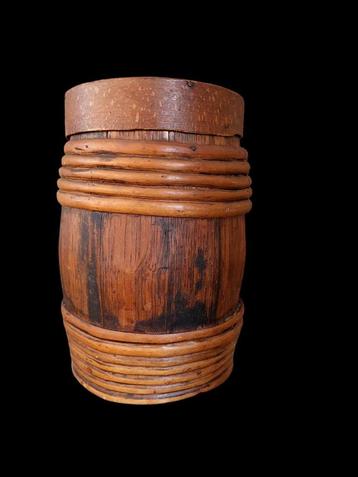 Ancien petit tonneau à liqueur en bois et joncs de 19cm beschikbaar voor biedingen