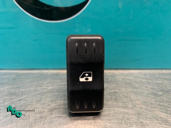 Commutateur vitre électrique d'un Dacia Logan (Logan 1 04-), Autos : Pièces & Accessoires, Tableau de bord & Interrupteurs, Dacia