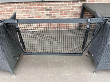 Net om in wagen achterin te plaatsen  , om hond achteraan te beschikbaar voor biedingen