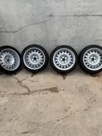 17 inch stalen velgen met zomerbanden beschikbaar voor biedingen