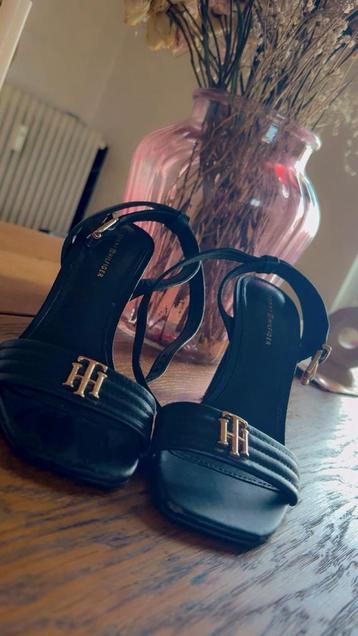 Sandales noires Tommy Hilfiger beschikbaar voor biedingen