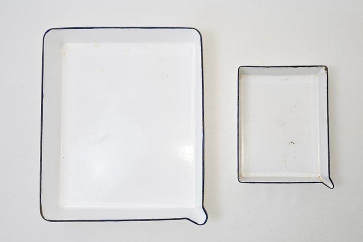 2 Plats - Plateaus en émail - avec ‘bec’ verseur, Collections, Rétro, Maison et Meubles, Enlèvement ou Envoi