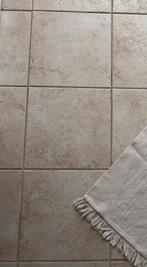 Gezocht: 15 oude beige keramische vloertegels 30x30 cm, Ophalen, Keramiek, Zo goed als nieuw, 20 tot 40 cm