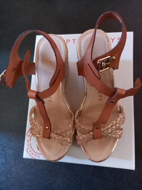 Mooie sandalen met sleehak, Kleding | Dames, Schoenen, Zo goed als nieuw, Bruin, Ophalen of Verzenden