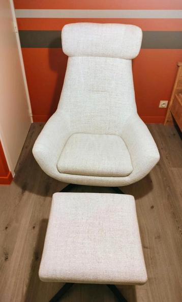 Draaifauteuil met bijpassende voetbank beschikbaar voor biedingen