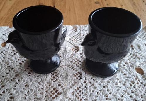 2 Vintage Frans zwart opaline kip eierdopjes, Huis en Inrichting, Keuken | Servies, Zo goed als nieuw, Overige typen, Effen, Glas