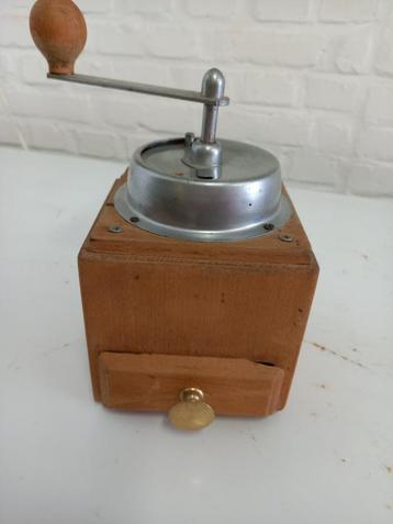 Oude koffiemolen (nummer 2) beschikbaar voor biedingen