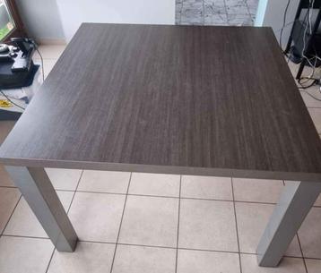 Table carrée  disponible aux enchères