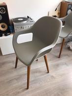 Twee licht grijze stoelen / kuipstoelen, Synthétique, Enlèvement, Deux, Gris