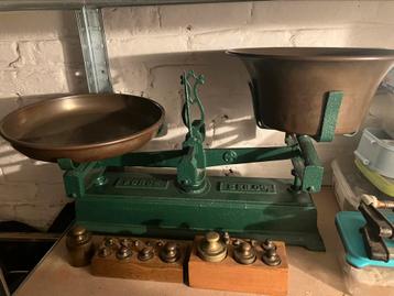 Antieke mooie weegschaal met koperen schalen en gewichtjes beschikbaar voor biedingen