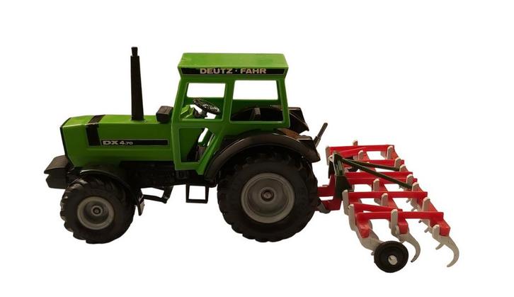 Siku 2850 Deutz Fahr DX 4.70 met britains cultivator., Hobby en Vrije tijd, Modelauto's | 1:32, Zo goed als nieuw, Tractor of Landbouw