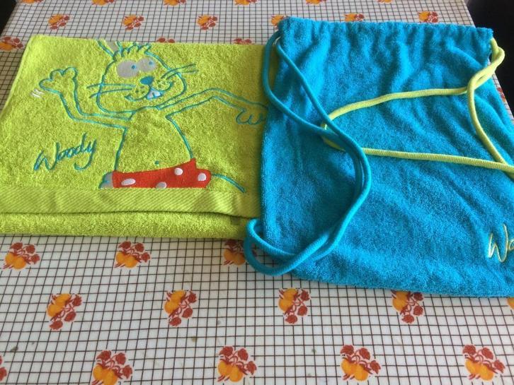 Woody badhanddoek+draagzak nog nieuw !, Maison & Meubles, Salle de bain | Linge de bain & Accessoires, Neuf, Serviette, Enlèvement