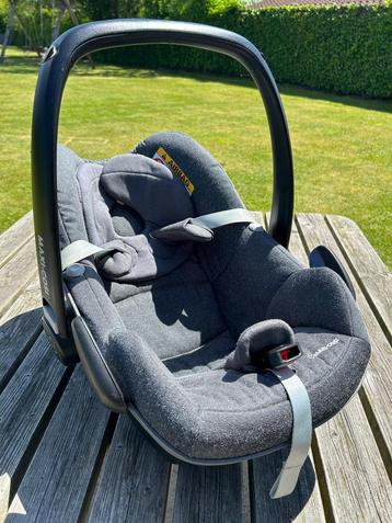 Maxi cosi pebble met family fix beschikbaar voor biedingen
