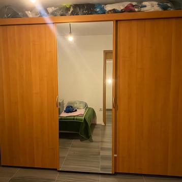 Houten kleerkast met spiegel beschikbaar voor biedingen