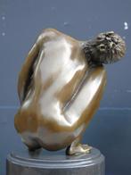 beeld van een hurkende naakte vrouw in brons gesigneerd op m, Antiek en Kunst, Ophalen of Verzenden, Brons