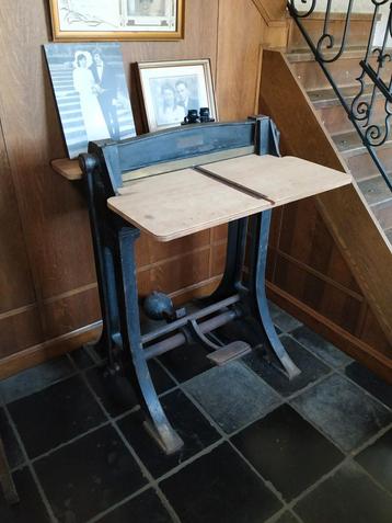 Postzegel perforator vintage industrieel beschikbaar voor biedingen
