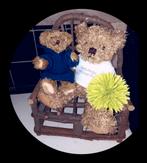 2 mooie beetjes met bloem op houten bankje, Collections, Ours & Peluches, Comme neuf, Ours en tissus, Cherished Teddies, Enlèvement ou Envoi