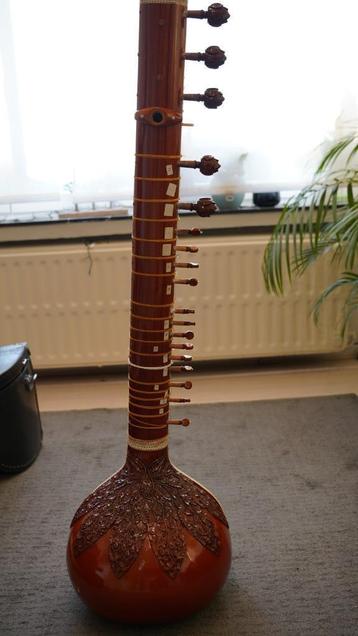 Sitar met harde koffer, extra snaren en mizrab beschikbaar voor biedingen