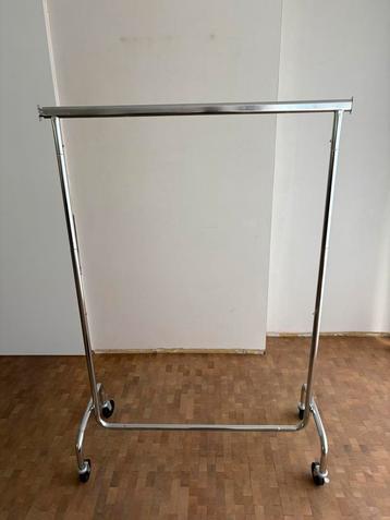 Kledingrek op Wieltjes - 2 stuks beschikbaar voor biedingen