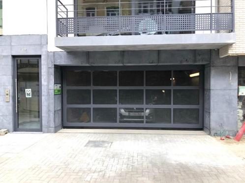 Overdekte motorparkeerplaats te koop, Immo, Garages en Parkeerplaatsen, Brussel