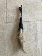 Afrikaans kunstvoorwerp hout en haar, Enlèvement