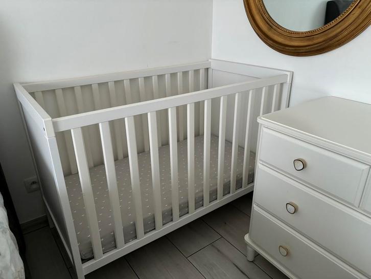 Lit bébé IKEA – bois massif, Enfants & Bébés, Chambre d'enfant | Chambres d'enfant complètes, Comme neuf, Enlèvement