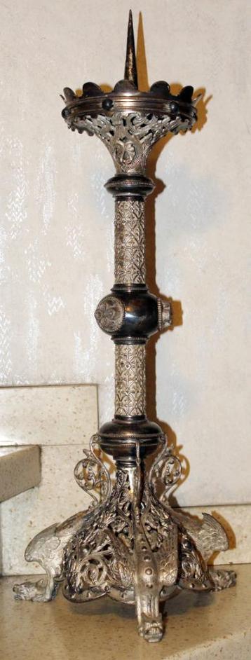 Penkandelaar met drakenvoet. beschikbaar voor biedingen