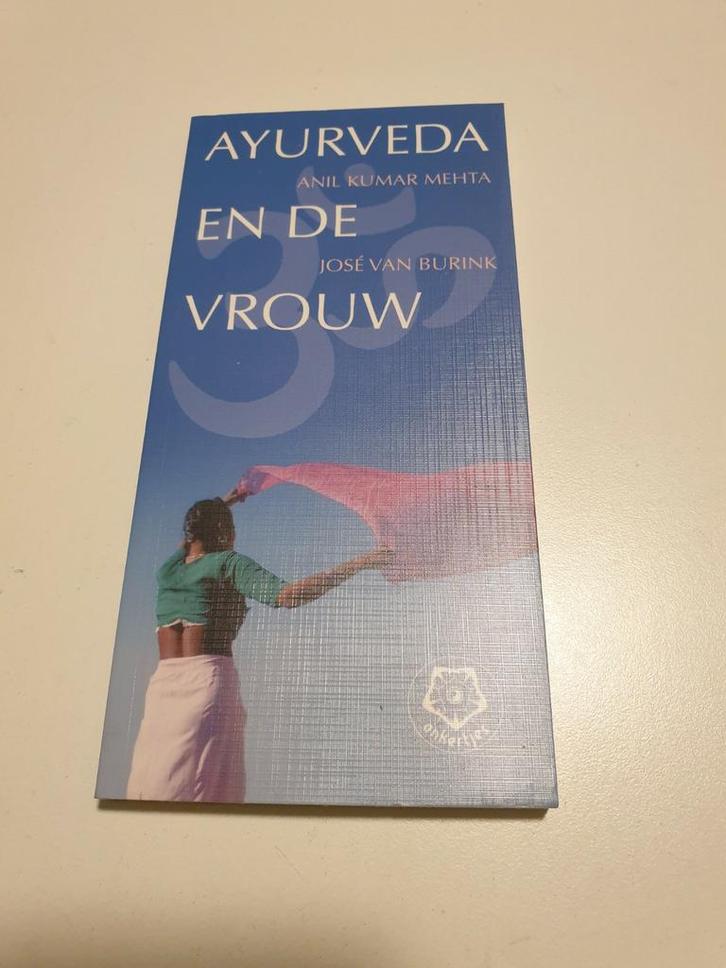 Ayurveda En De Vrouw.       Natuurlijke behandelingsmethoden, Boeken, Esoterie en Spiritualiteit, Zo goed als nieuw, Ophalen of Verzenden