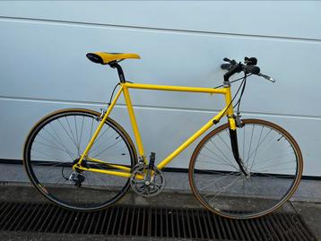 Gele fixie look fiets maar met 7 versnellingen 