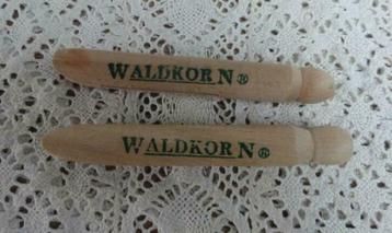 2 houten ouderwetse wasknijpers,  WALDKORN