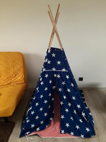 Tipi tent inclusief vloer en kussens beschikbaar voor biedingen