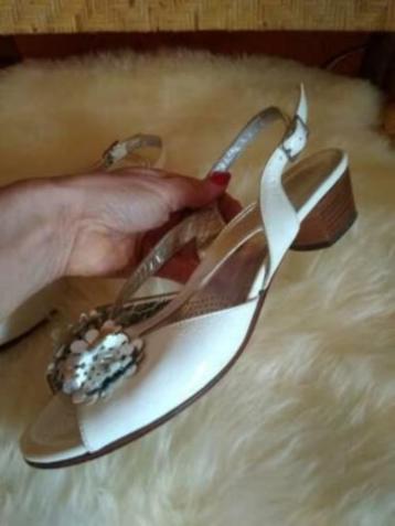 zomerse sandalen in wit en zilver leer  - beschikbaar voor biedingen