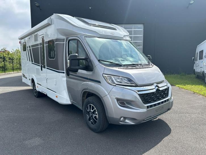 Carado T 457 PRO met face to face indeling en lengtebedden, Caravans en Kamperen, Mobilhomes, Bedrijf, tot en met 4, Half-integraal