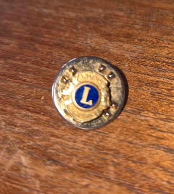 Pins du Lions Club. beschikbaar voor biedingen