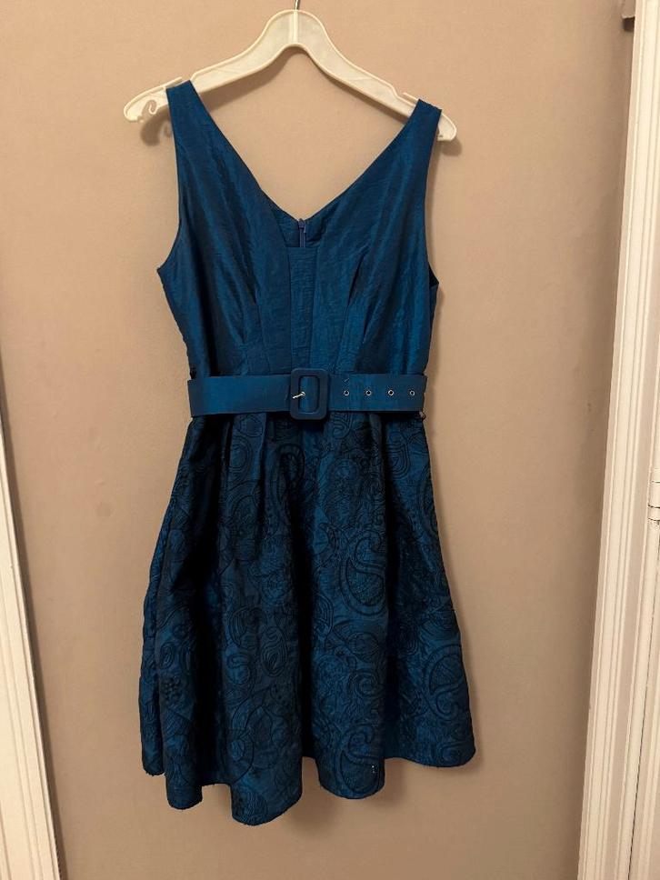 Robe de soirée bleue avec ceinture (T40/42), Vêtements | Femmes, Robes, Comme neuf, Taille 38/40 (M), Bleu, Longueur genou, Enlèvement