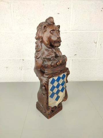 Antieke leeuw met wapenschild beschikbaar voor biedingen