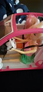 Voiture barbie+2 poupées, Enfants & Bébés, Jouets | Poupées, Comme neuf, Enlèvement ou Envoi, Barbie