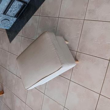 Pouf ou repose pied en super état  beschikbaar voor biedingen