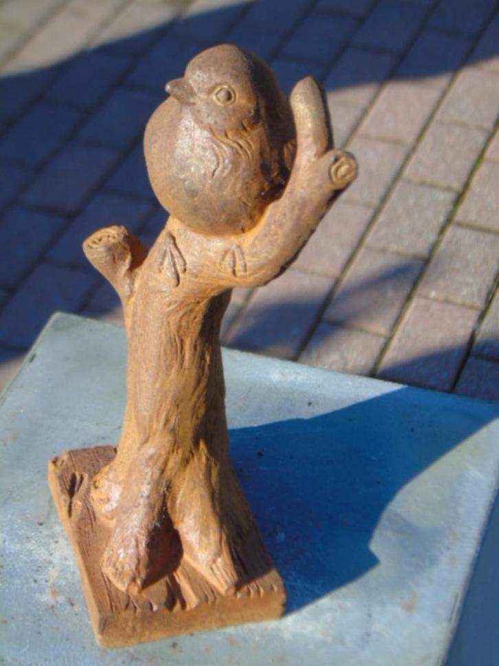 Een vogel op een roestige gietijzeren tak., Tuin en Terras, Tuinwanddecoratie, Nieuw, Ophalen