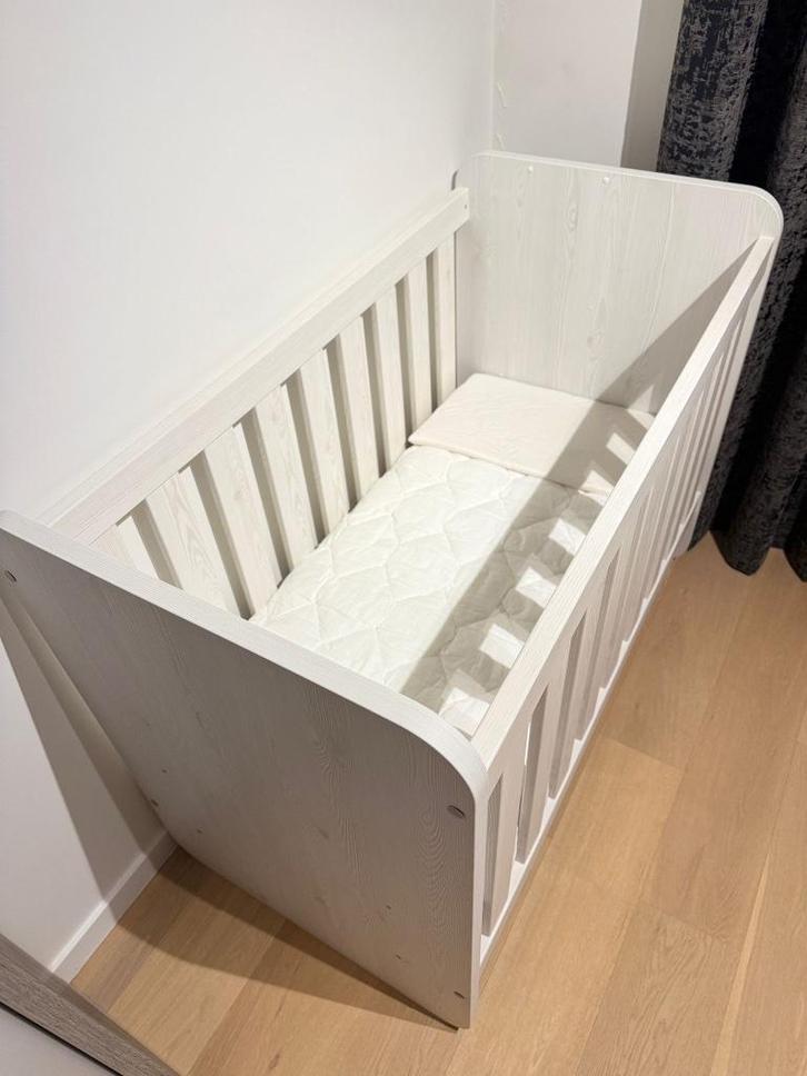 Babybed in uitstekende staat, Kinderen en Baby's, Babywiegjes en Ledikanten, Zo goed als nieuw, Ledikant, Ophalen